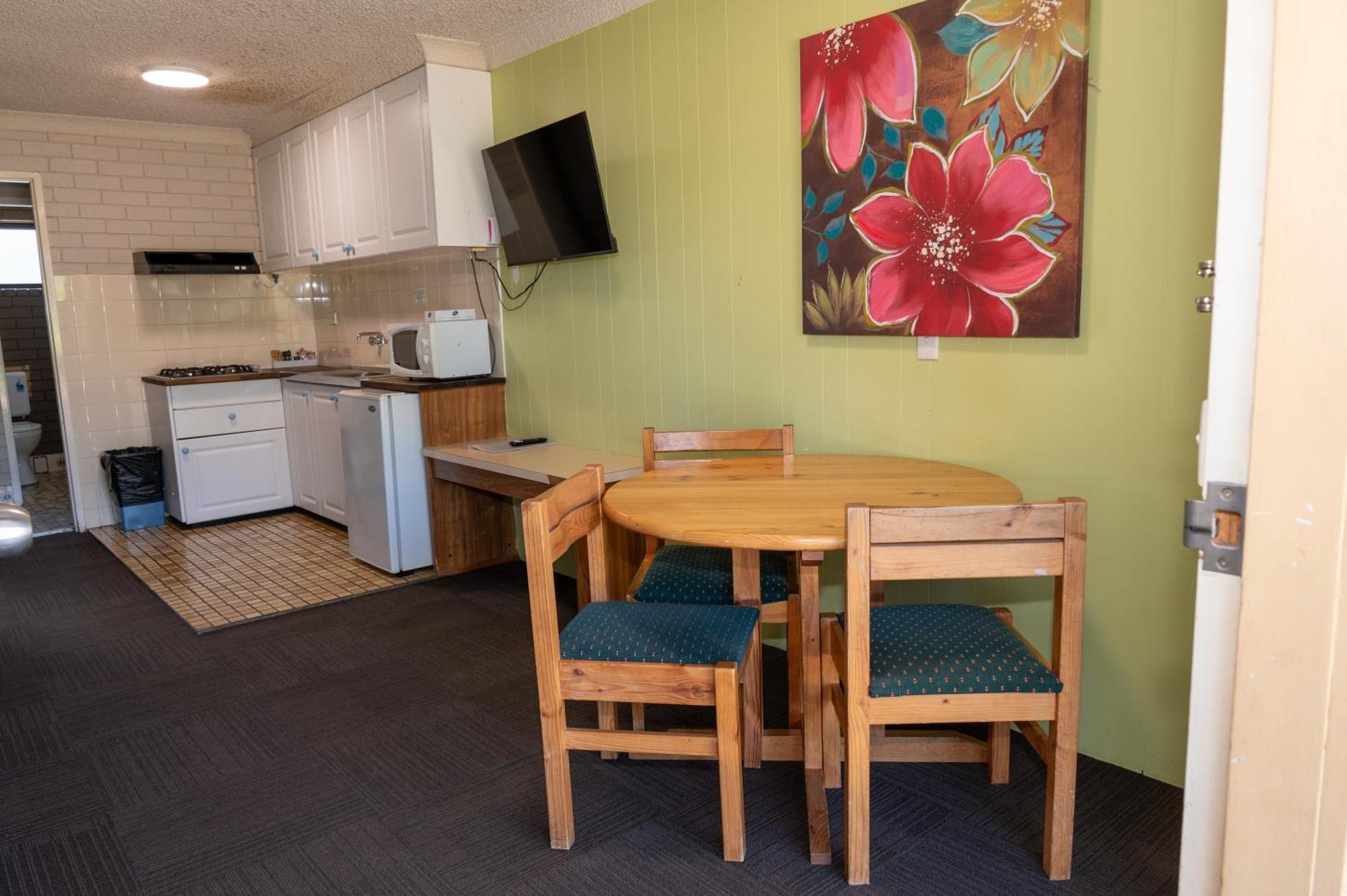 Tumut Valley Motel Pet Friendly Екстериор снимка
