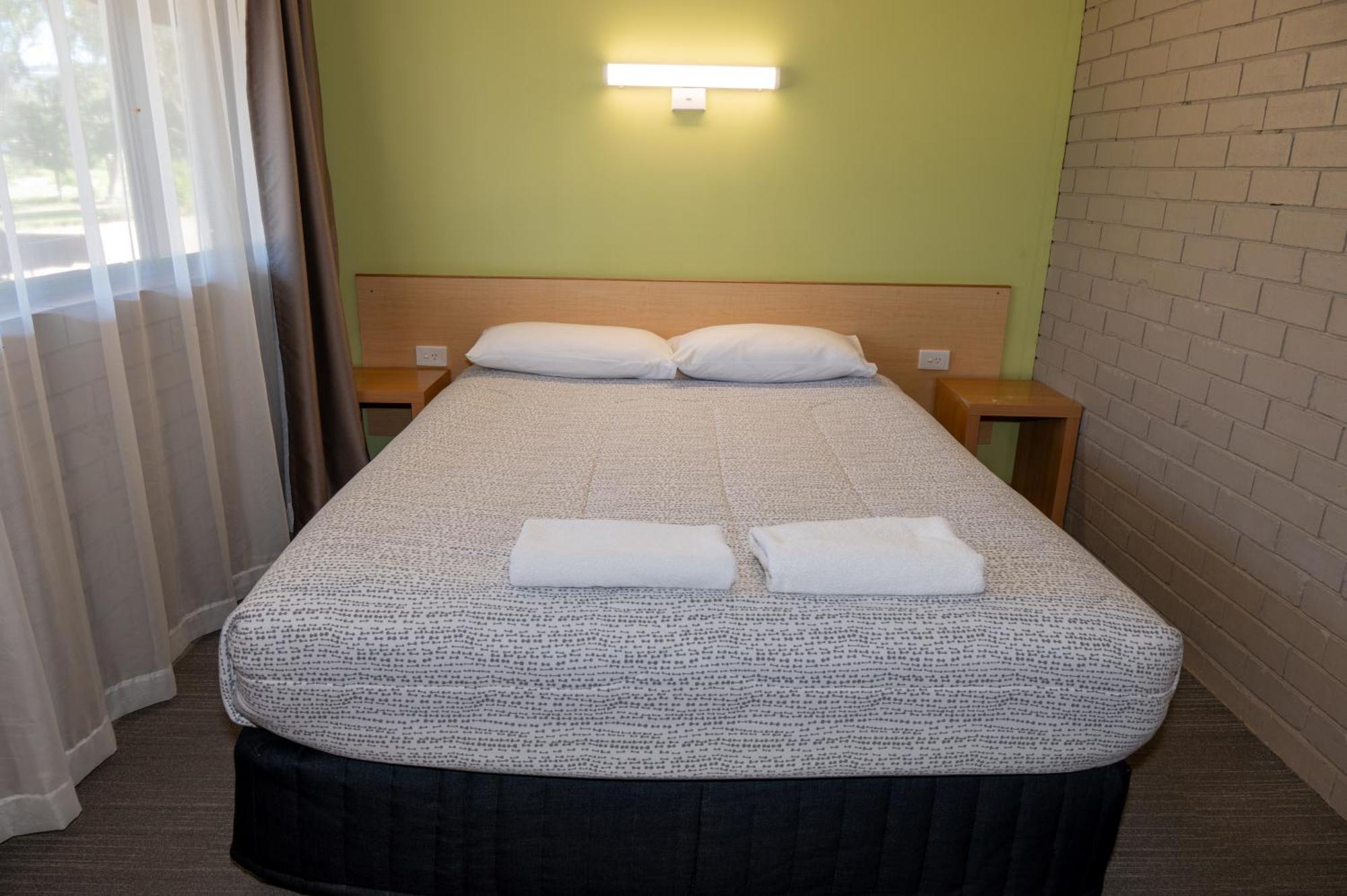 Tumut Valley Motel Pet Friendly Екстериор снимка