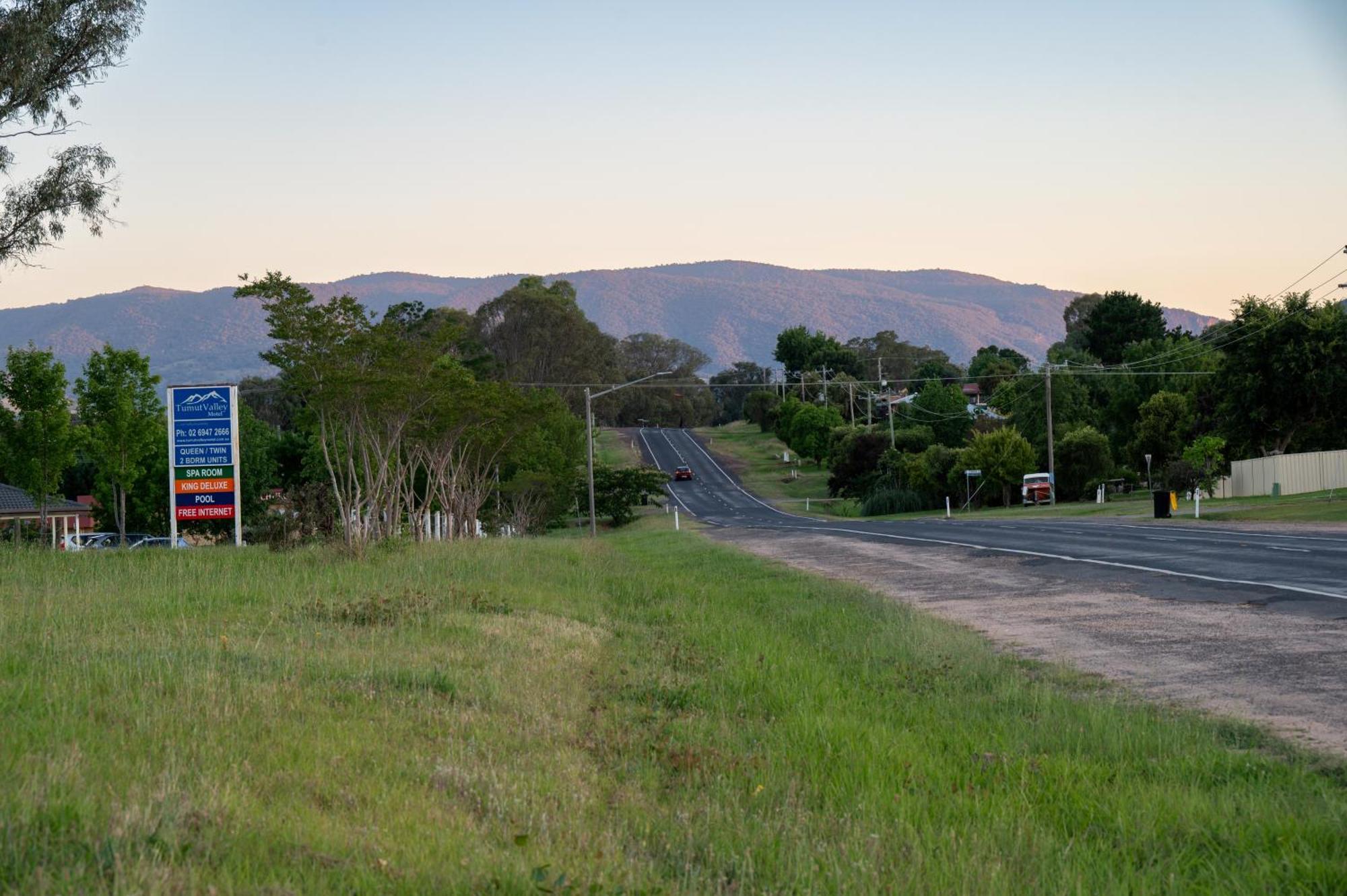 Tumut Valley Motel Pet Friendly Екстериор снимка
