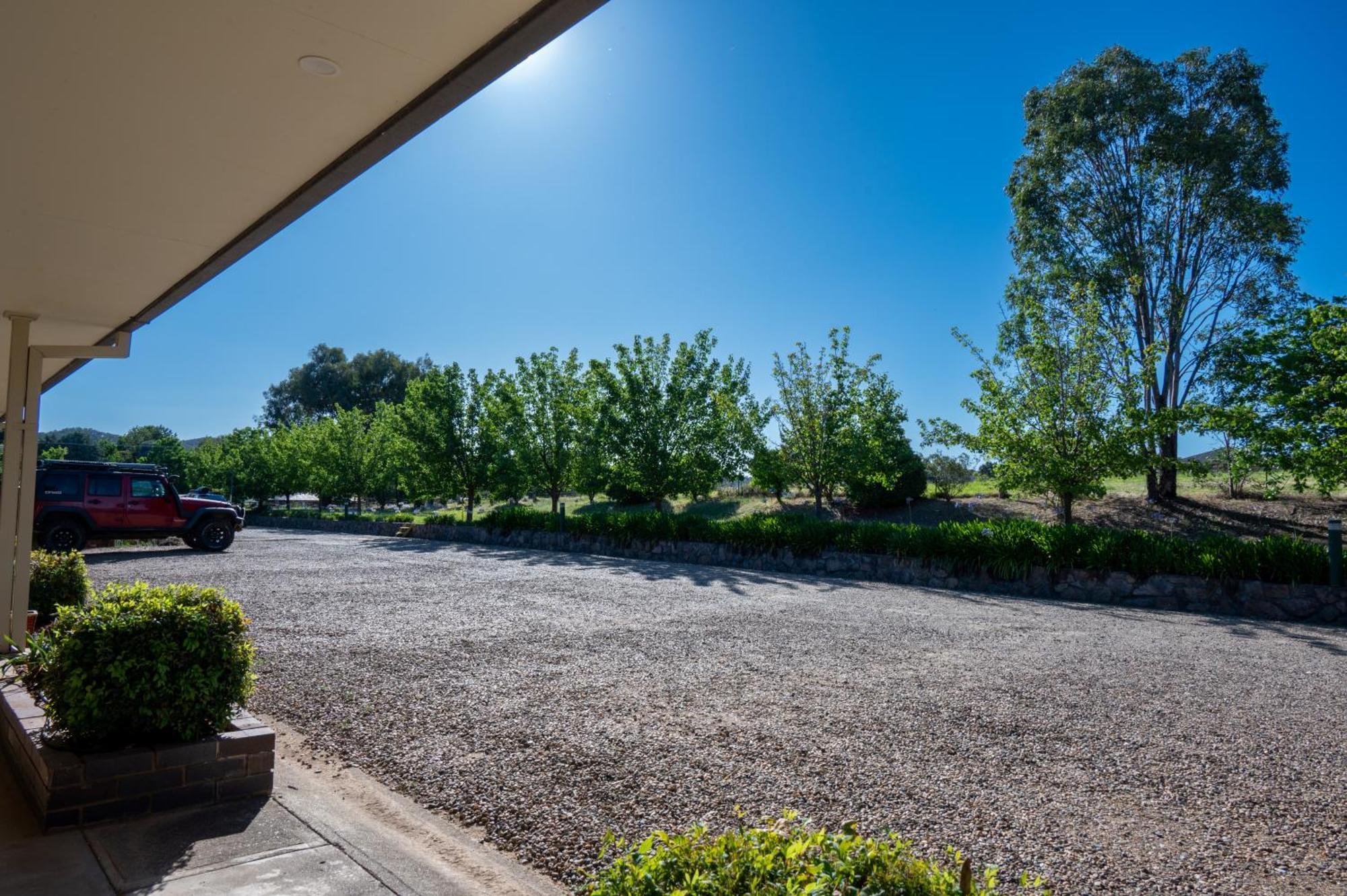 Tumut Valley Motel Pet Friendly Екстериор снимка