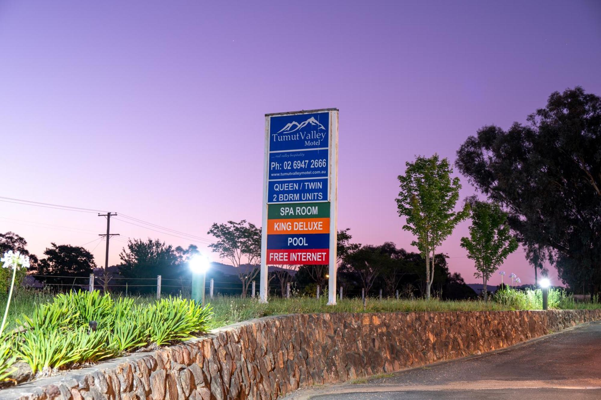 Tumut Valley Motel Pet Friendly Екстериор снимка