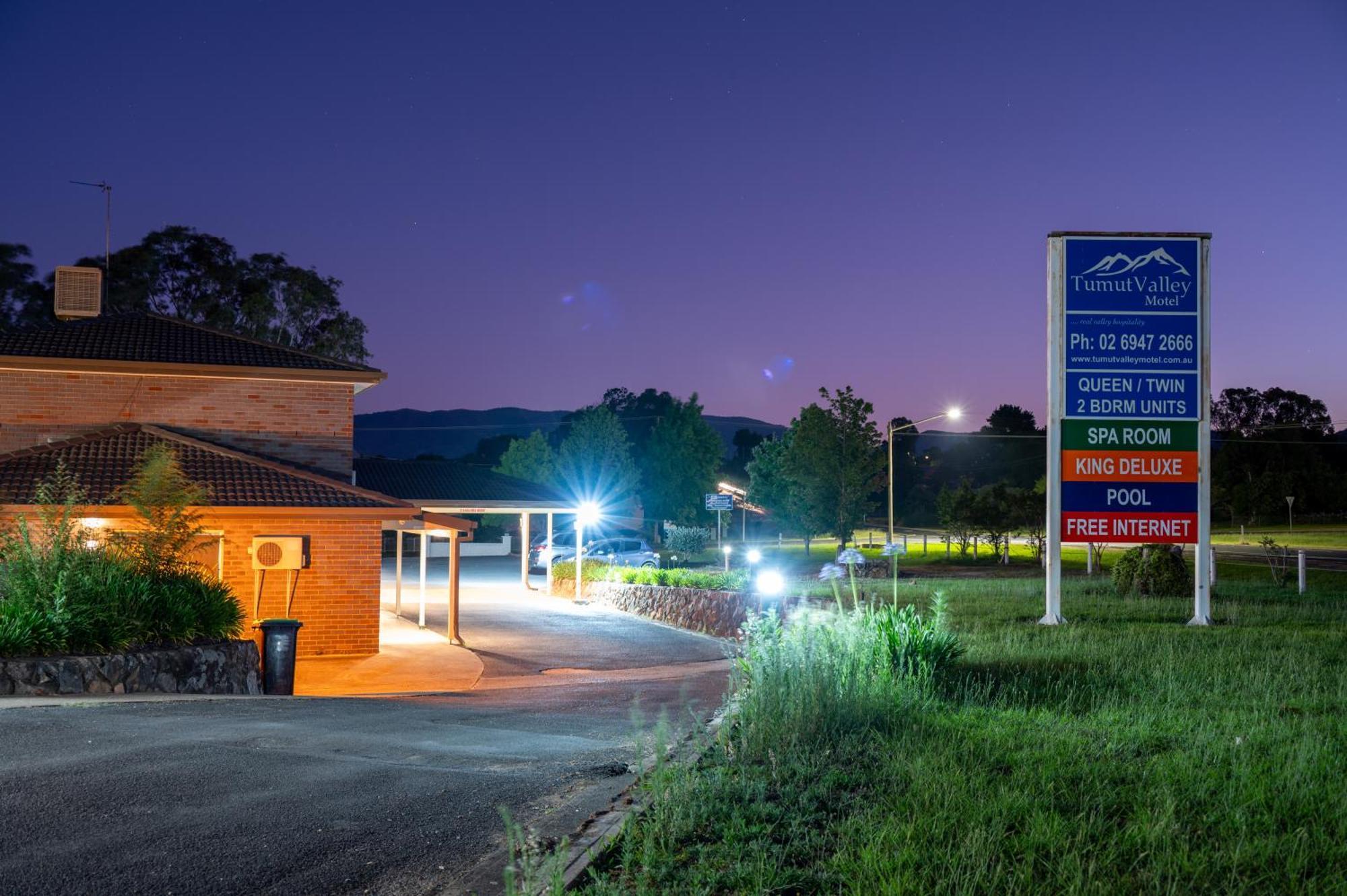 Tumut Valley Motel Pet Friendly Екстериор снимка