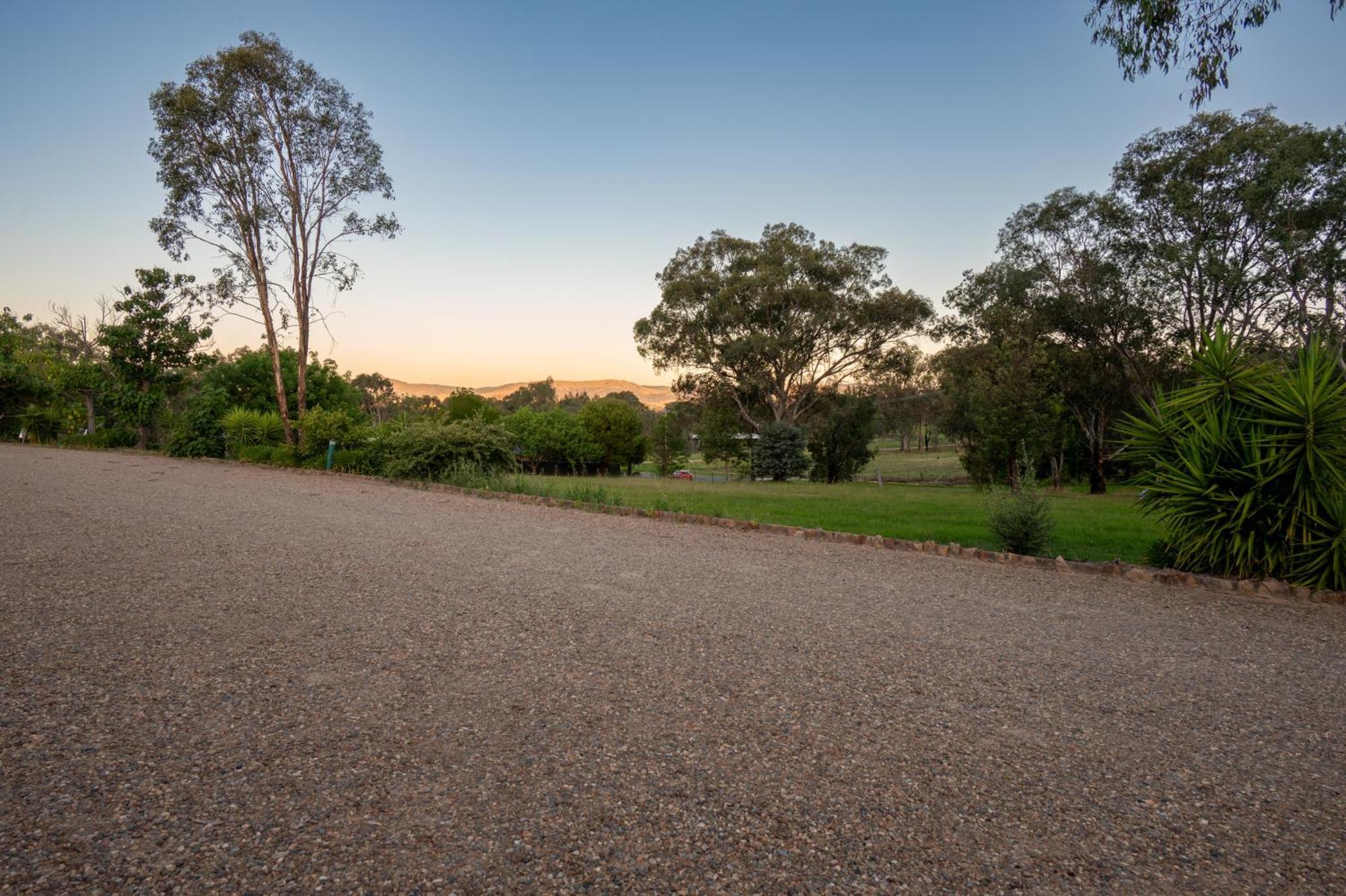 Tumut Valley Motel Pet Friendly Екстериор снимка