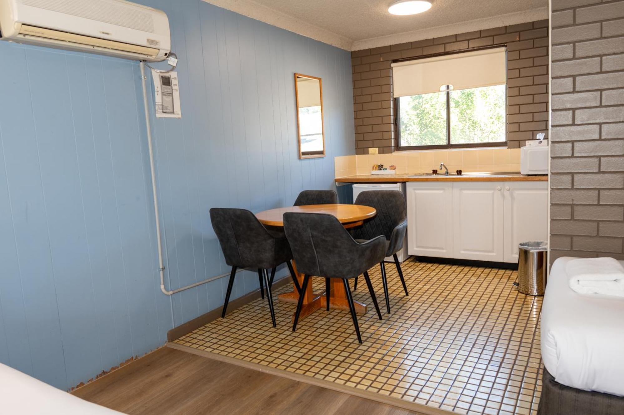 Tumut Valley Motel Pet Friendly Екстериор снимка