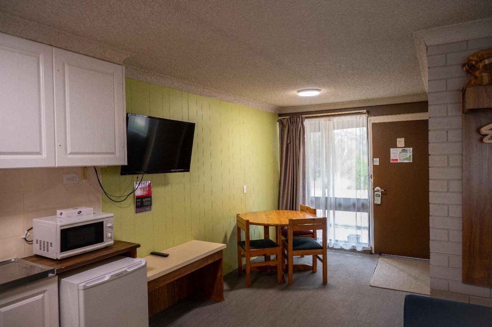 Tumut Valley Motel Pet Friendly Екстериор снимка