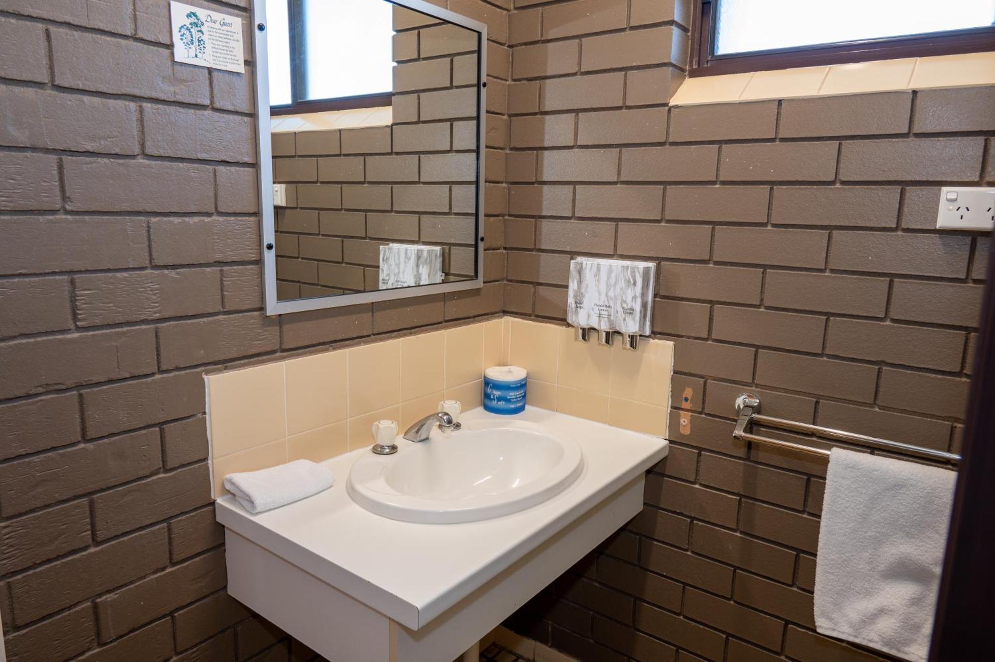 Tumut Valley Motel Pet Friendly Екстериор снимка
