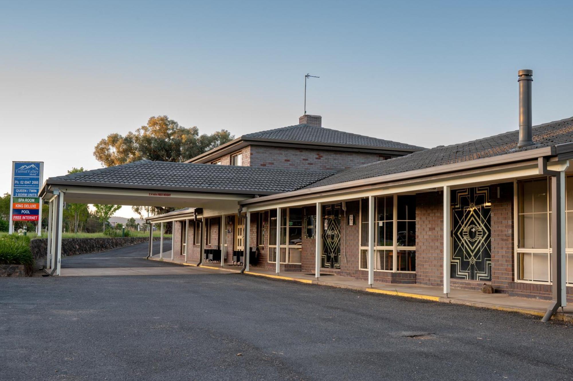 Tumut Valley Motel Pet Friendly Екстериор снимка