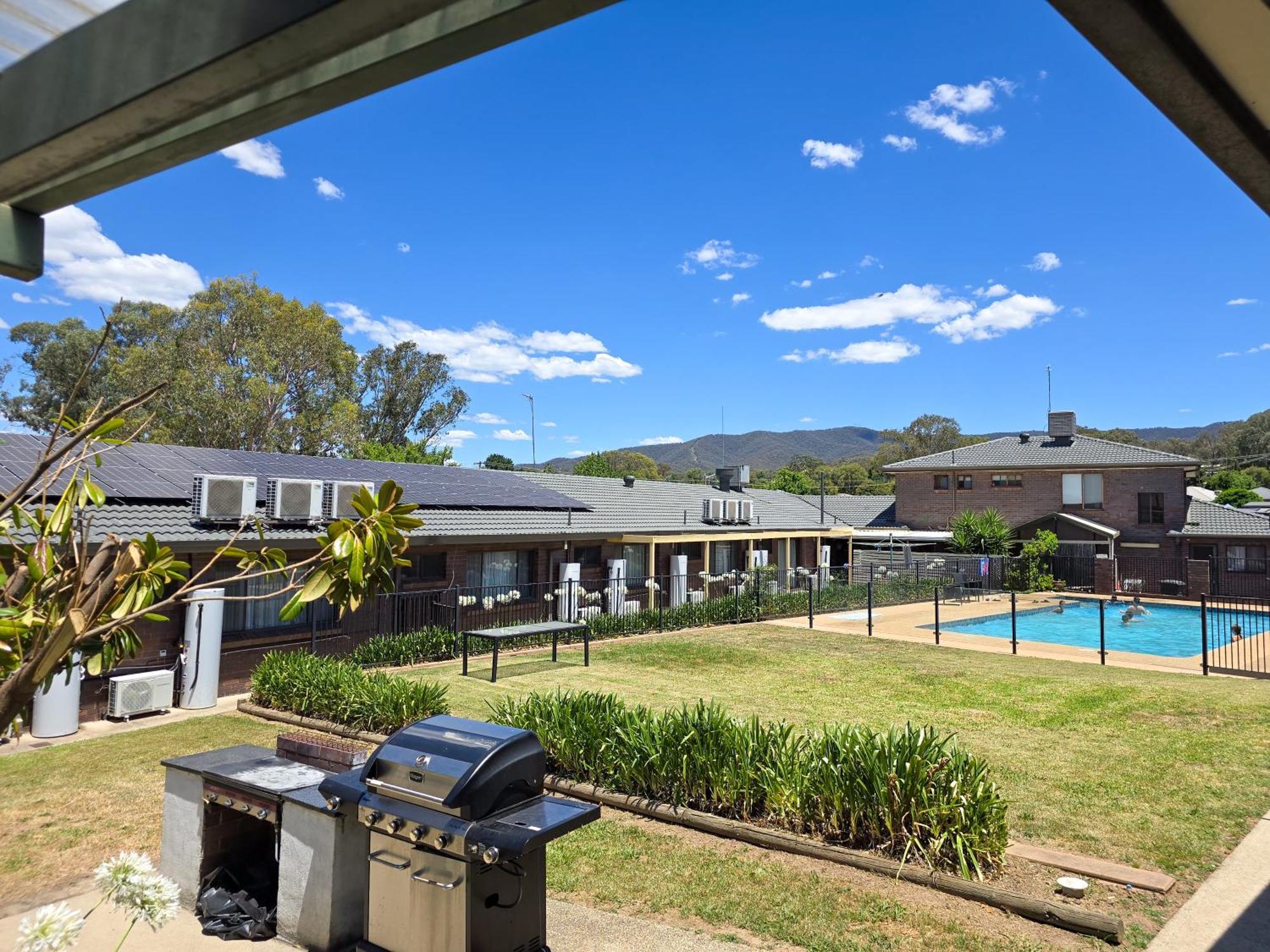 Tumut Valley Motel Pet Friendly Екстериор снимка