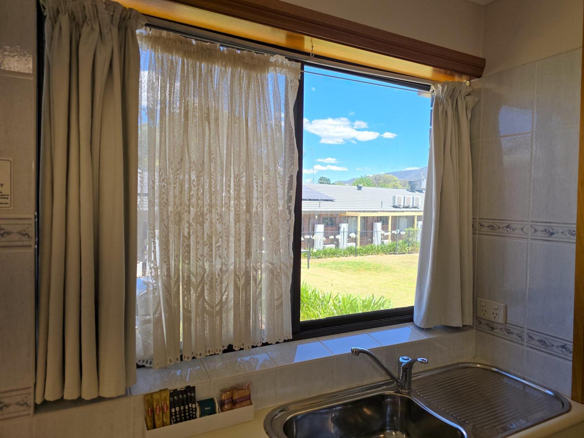 Tumut Valley Motel Pet Friendly Екстериор снимка