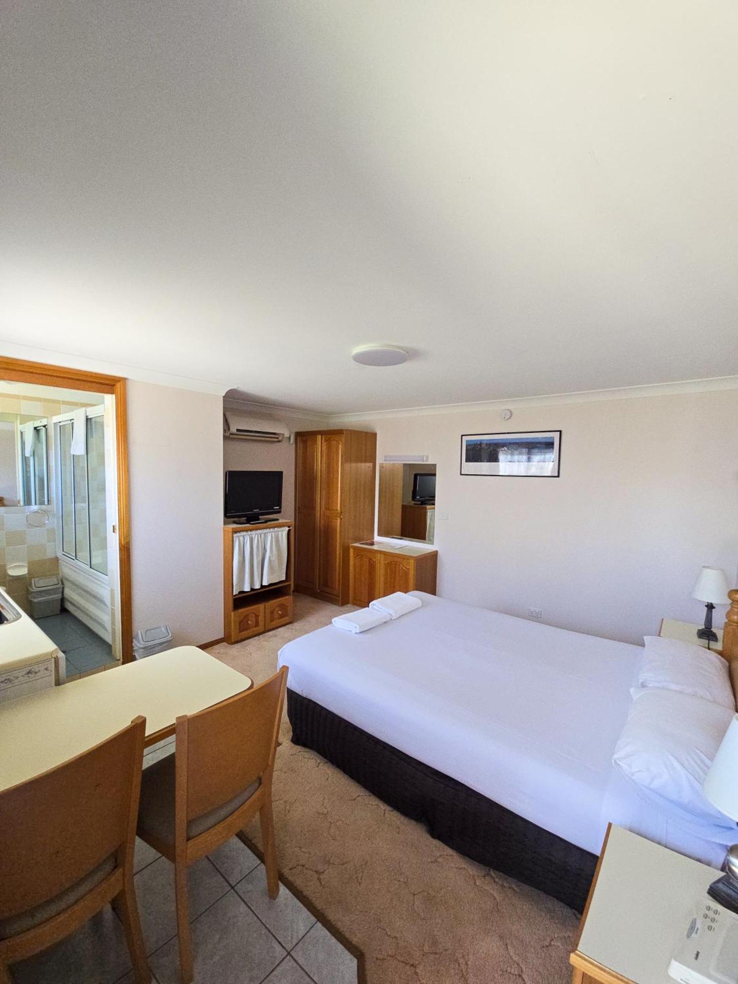 Tumut Valley Motel Pet Friendly Екстериор снимка