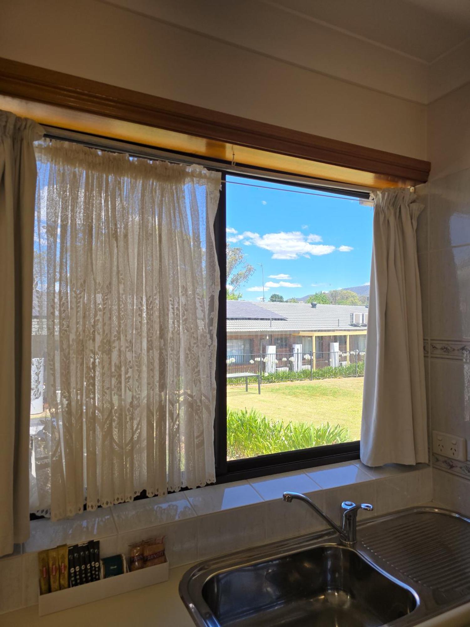 Tumut Valley Motel Pet Friendly Екстериор снимка
